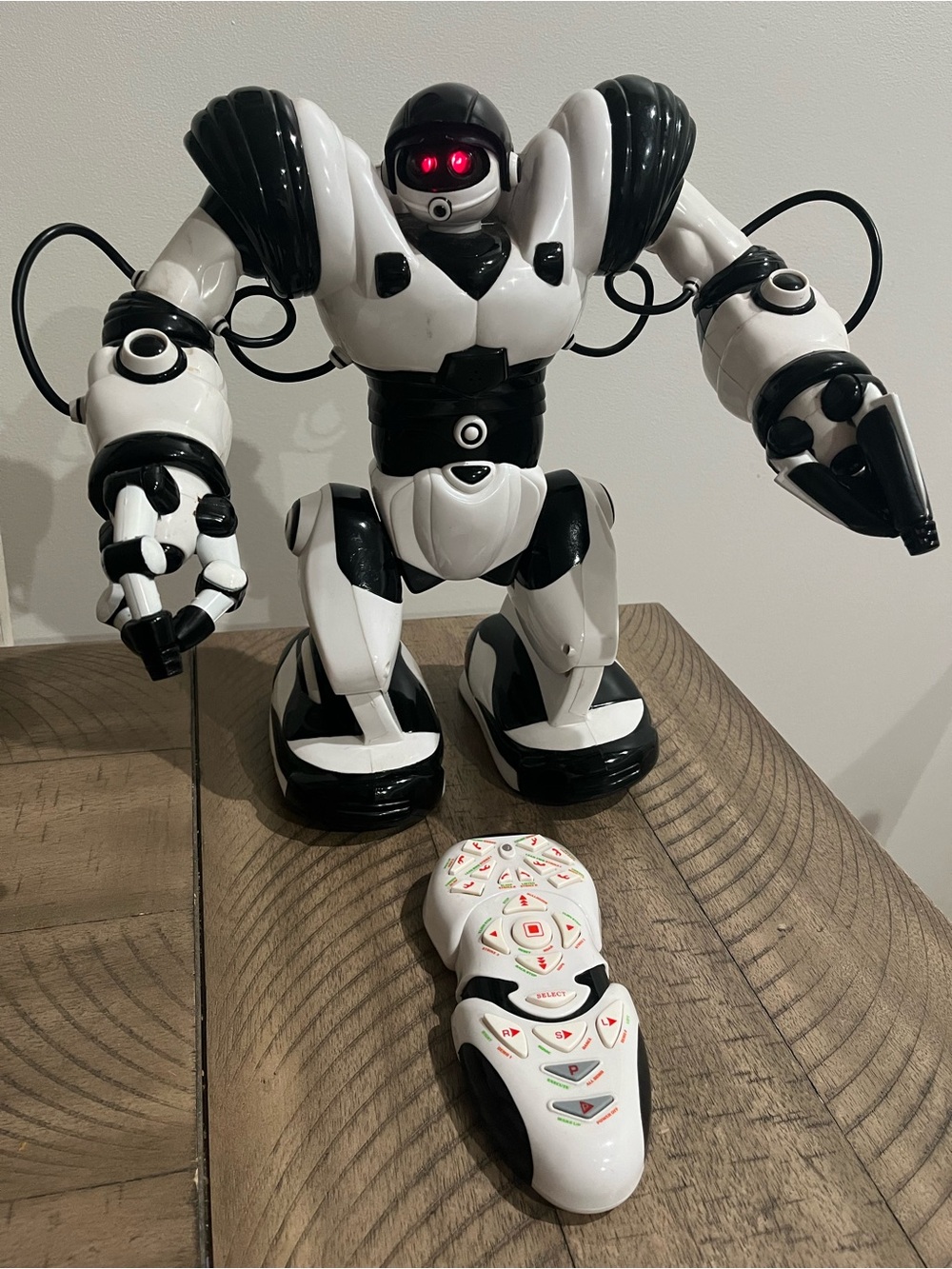 WowWee 14" Robosapien Humanoid V1 Black & White 2004 Toy Robot w/ Remote WORKS!